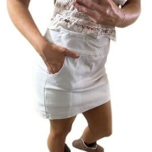 Zac & Rachel white flat front skirt with pockets and built in shorts sz 10 mini